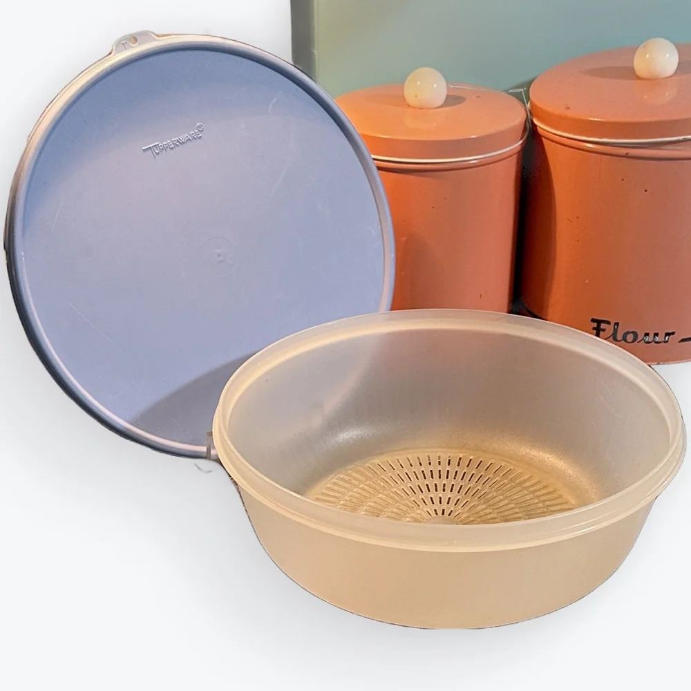 Desirable Wedgewood Blue Lidded Vintage Tupperware Clear Colander Strainer